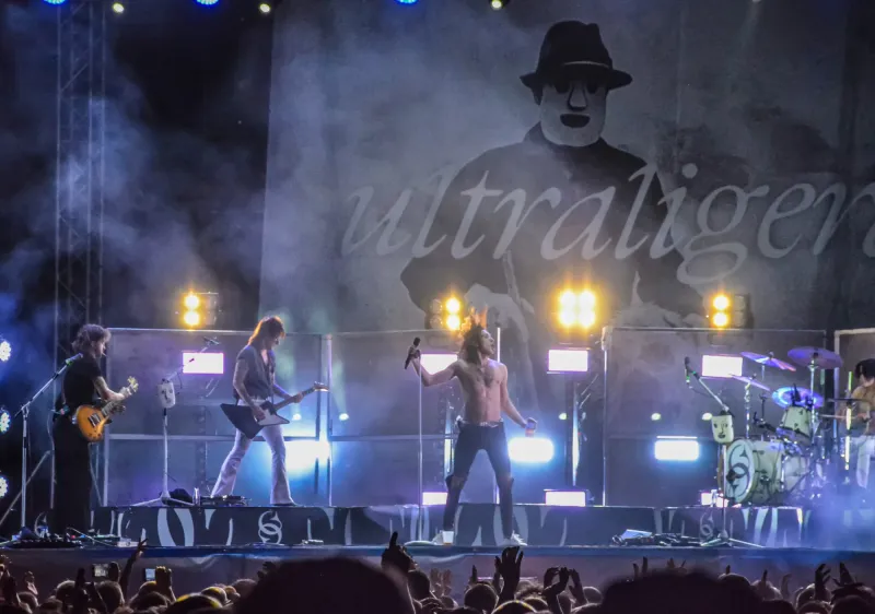Ultraligera abre con fuerza la noche musical en la Plaza Mayor de Salamanca