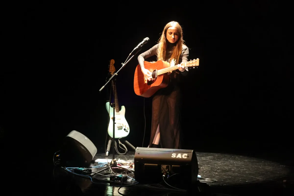 Zahara emociona Salamanca con un “Acustiquísimo” inolvidable en el Teatro Juan del Enzina