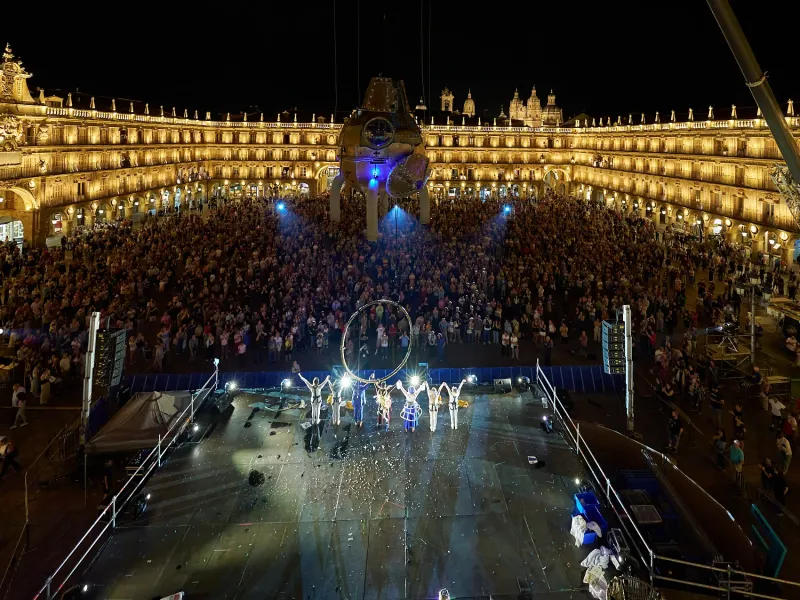 Grupo Puja! deslumbra en Salamanca con “Verne”, el gran espectáculo aéreo inaugural de FÀCYL 2026