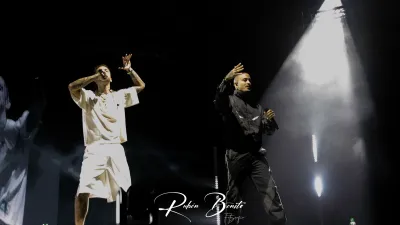 Dos raperos de Hijos de la Ruina cantan en el Multiusos Sánchez Paraíso de Salamanca, uno de blanco y otro de negro