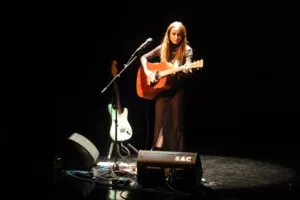 Zahara emociona Salamanca con un “Acustiquísimo” inolvidable en el Teatro Juan del Enzina